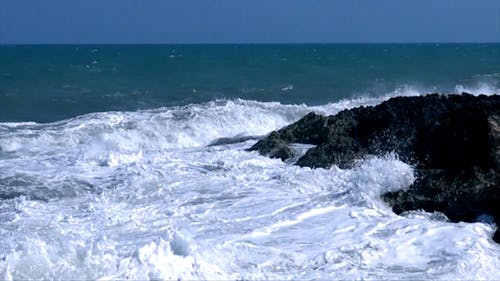 海浪冲向岩石