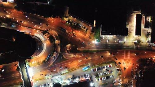 夜に走行する車両の航空写真