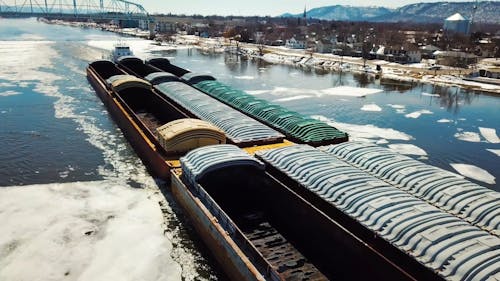 Ein Lastkahn, Der Den Fluss Mit Eisbergen Segelt