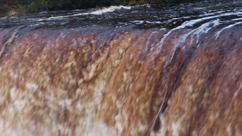 Derramando água De Uma Cachoeira