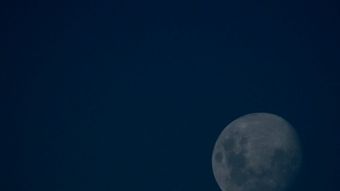 窗边的月亮视频素材免费下载免费下载视频素材