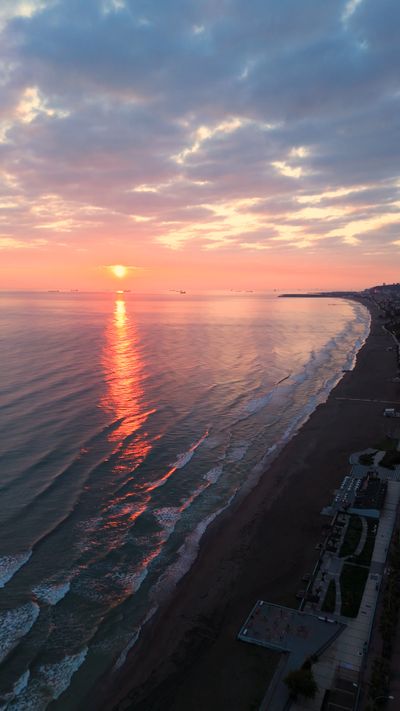 Orhan Pergel's ocean waves sunset video