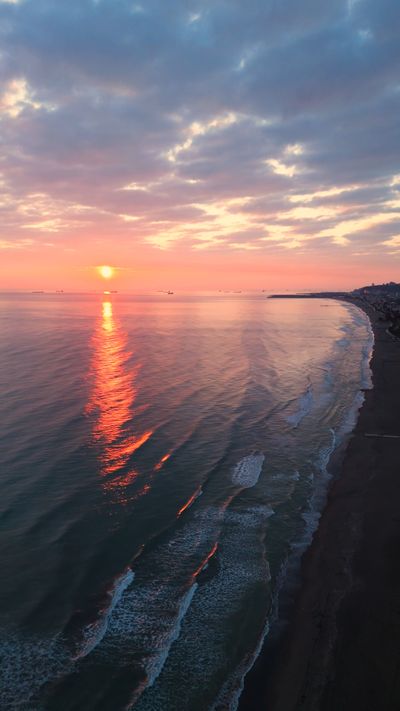 Orhan Pergel's ocean waves sunset video