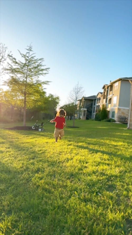 niño corriendo en jardín 