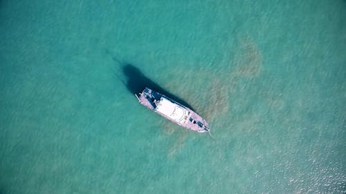 海上の船のドローンビュー