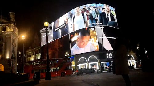 Verlicht Aanplakbord In De Stad