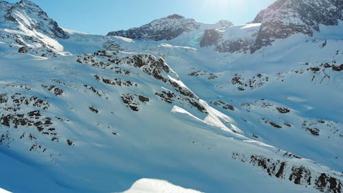 Imágenes Aéreas De Una Montaña Cubierta De Nieve Y Sus Picos