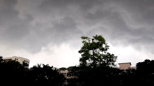 Awan Gelap Di Atas Gedung