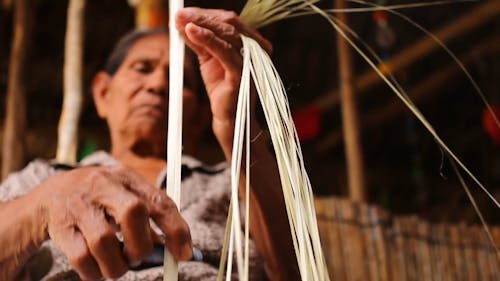 Vecchia Donna Che Lavora Utilizzando Materiale Di Bambù