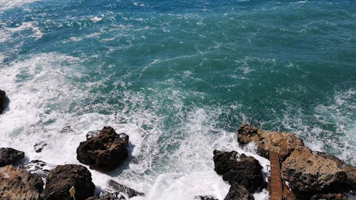 海浪沖入岩石