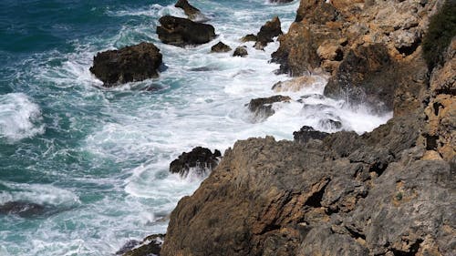 Olas Rompiendo Contra Las Rocas