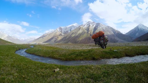 Motocicleta Com Vista Panorâmica Das Montanhas