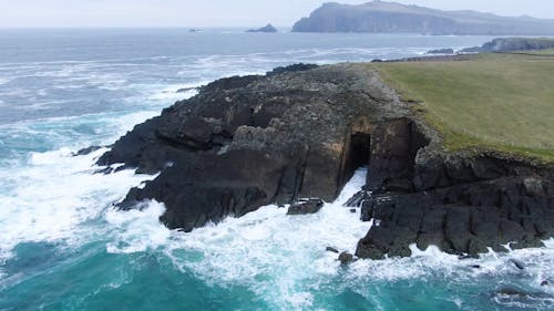 海浪拍打在岩石上