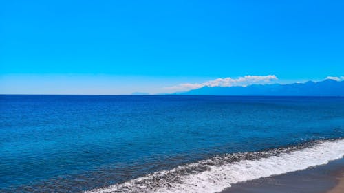 Синее море под голубым небом