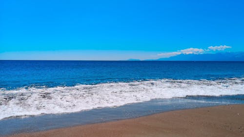 Вид на пляж с голубой водой