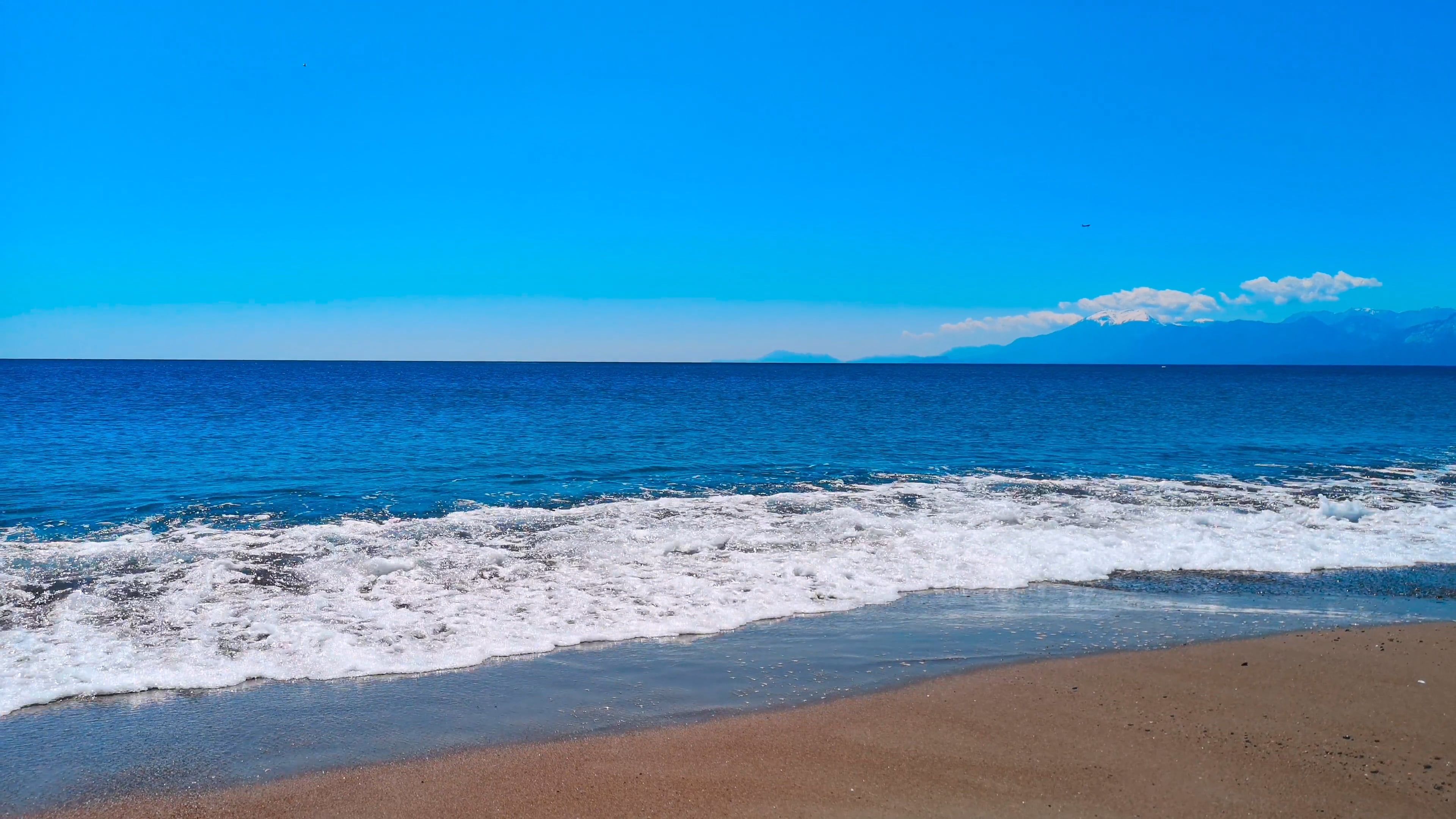 blick-auf-den-strand-mit-blauem-wasser-kostenloses-stock-video