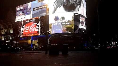 Jalan Sibuk Pada Malam Hari Di London