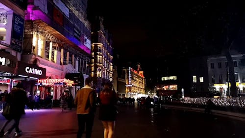 밤에 도시 광장에 보행자의 저속 촬영 영상