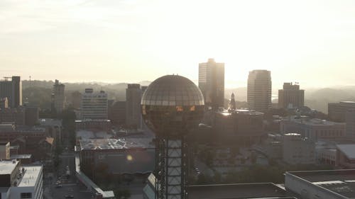 Вид с воздуха на город на восходе солнца