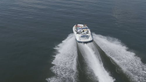 Een Speedboot In Een Meer