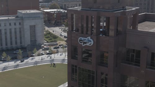 Edificio Marrone Con Finestre Di Vetro