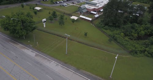 木々に囲まれた建物のある風景