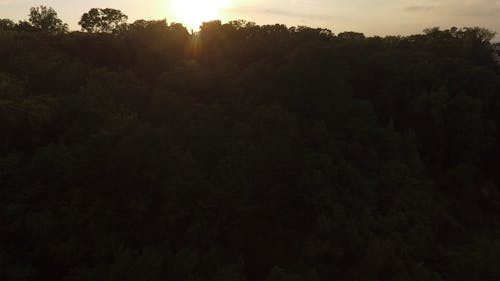 日光の下での都市とその周辺の風景の空中映像