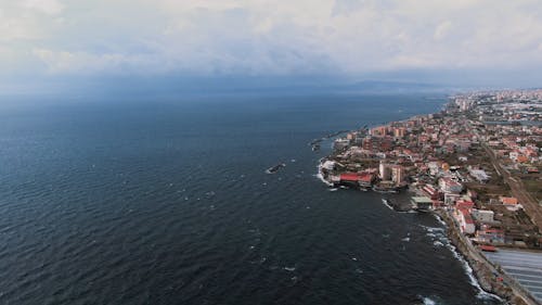 Вид с воздуха на город вдоль береговой линии