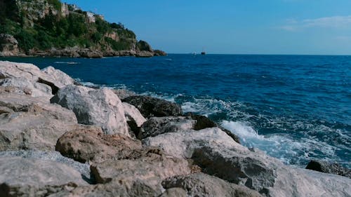 海浪拍打在岩石海岸上