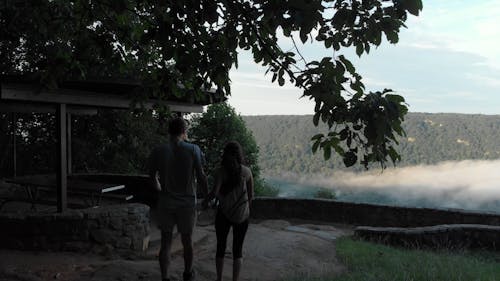 Couple Donnant Sur La Vue D'un Beau Paysage