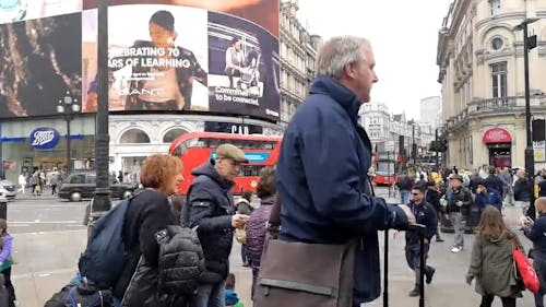 Люди на улицах Лондона