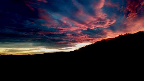 Silhouette Di Montagna Sotto Il Cielo Rosso