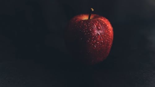Rode Appel Met Waterdruppeltjes