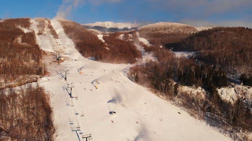 滑雪者享受白雪皚皚的山坡的航拍