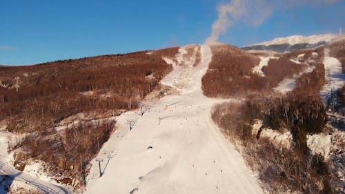 Cuplikan Udara Dari Orang Orang Yang Bermain Ski Di Lereng Gunung