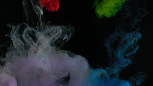 異なる色の煙の混合物