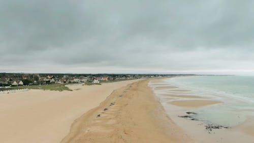 Praia Sob Um Céu Nublado