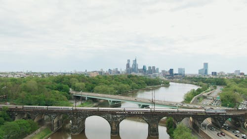 橫跨河的橋樑和鐵路的鳥瞰圖