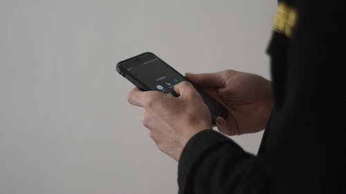 Persona Che Cerca Utilizzando Il Suo Smartphone