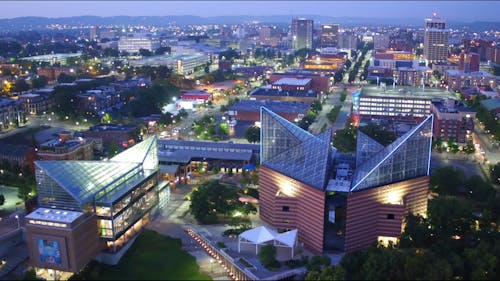 Imágenes De Drones De Un Edificio Moderno