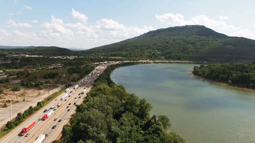 川の近くの高速道路上の走行車両の航空写真