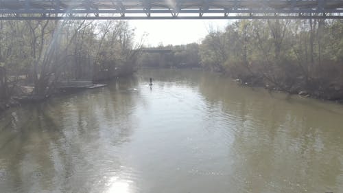 Man Peddelt Zijn Bord In Een Rivier