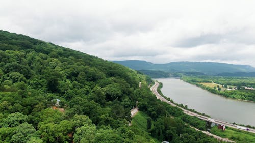 山與水體之間的路