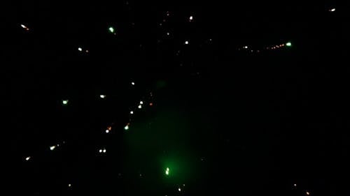 Inquadratura Dal Basso Di Fuochi D'artificio Che Esplodono Colori Nel Cielo Scuro