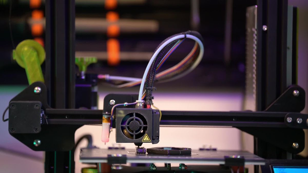 Print head tracing a functional nylon component