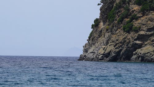 Vue Sur Mer Et Montagne Rocheuse