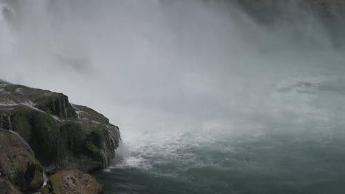川の岩の上に流れ落ちる滝
