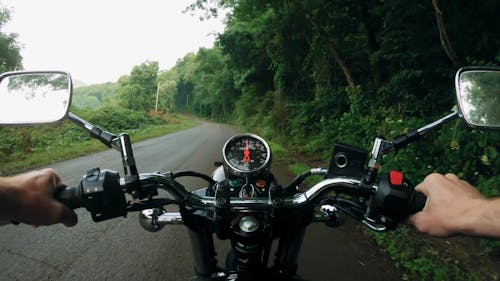 Personne Conduisant Une Moto