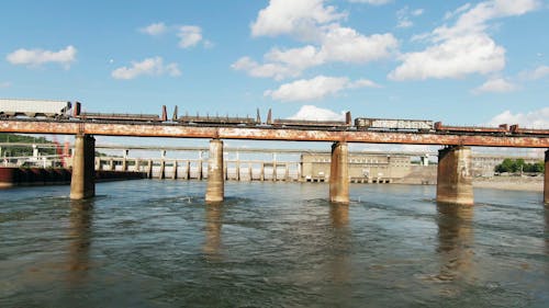 Een Spoorbrug Over Een Rivierdam