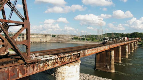 貨運火車過河大橋的慢動作鏡頭